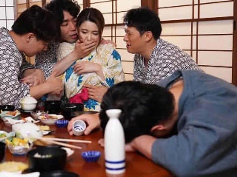 đưa cô vợ đi suối nước nóng, gã chồng không biết người vợ bị người khác làm tình sấp mặt