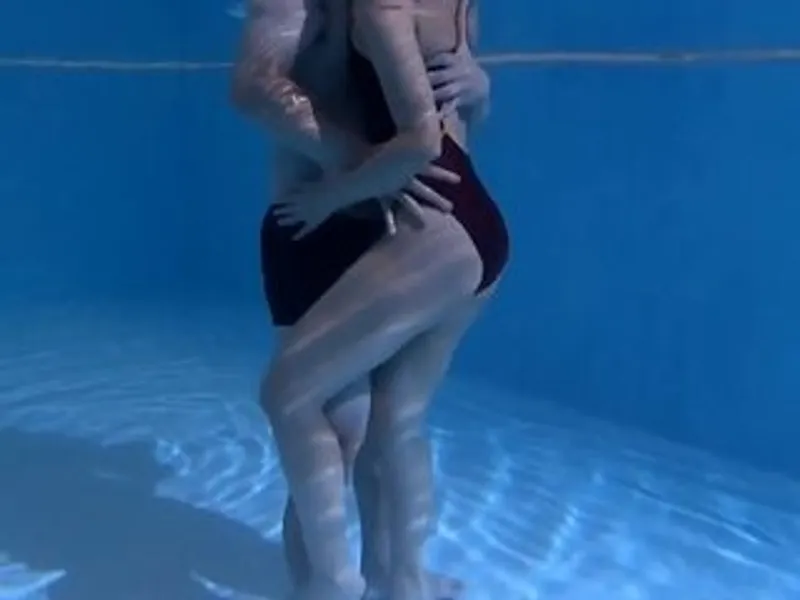 Chồng lạnh nhạt, bà xã vụng trộm với hlv dạy bơi